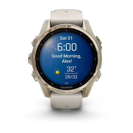 Garmin Fēnix® 8 – 43 mm AMOLED Sapphire Soft Gold med Fog Grey/Dark Sandstone Silikonerem