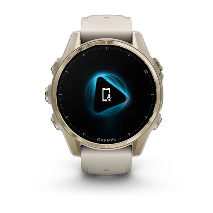Garmin Fēnix® 8 – 43 mm AMOLED Sapphire Soft Gold med Fog Grey/Dark Sandstone Silikonerem